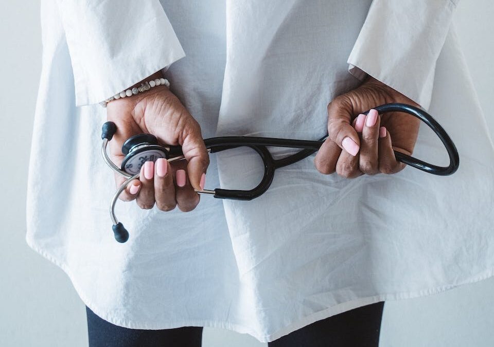 médecin qui tient un stéthoscope